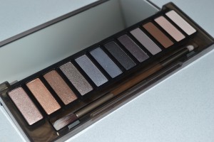 inside look of the Urban Decay smoky palette