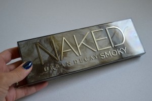 inside look at the Urban Decay Naked Smoky palette